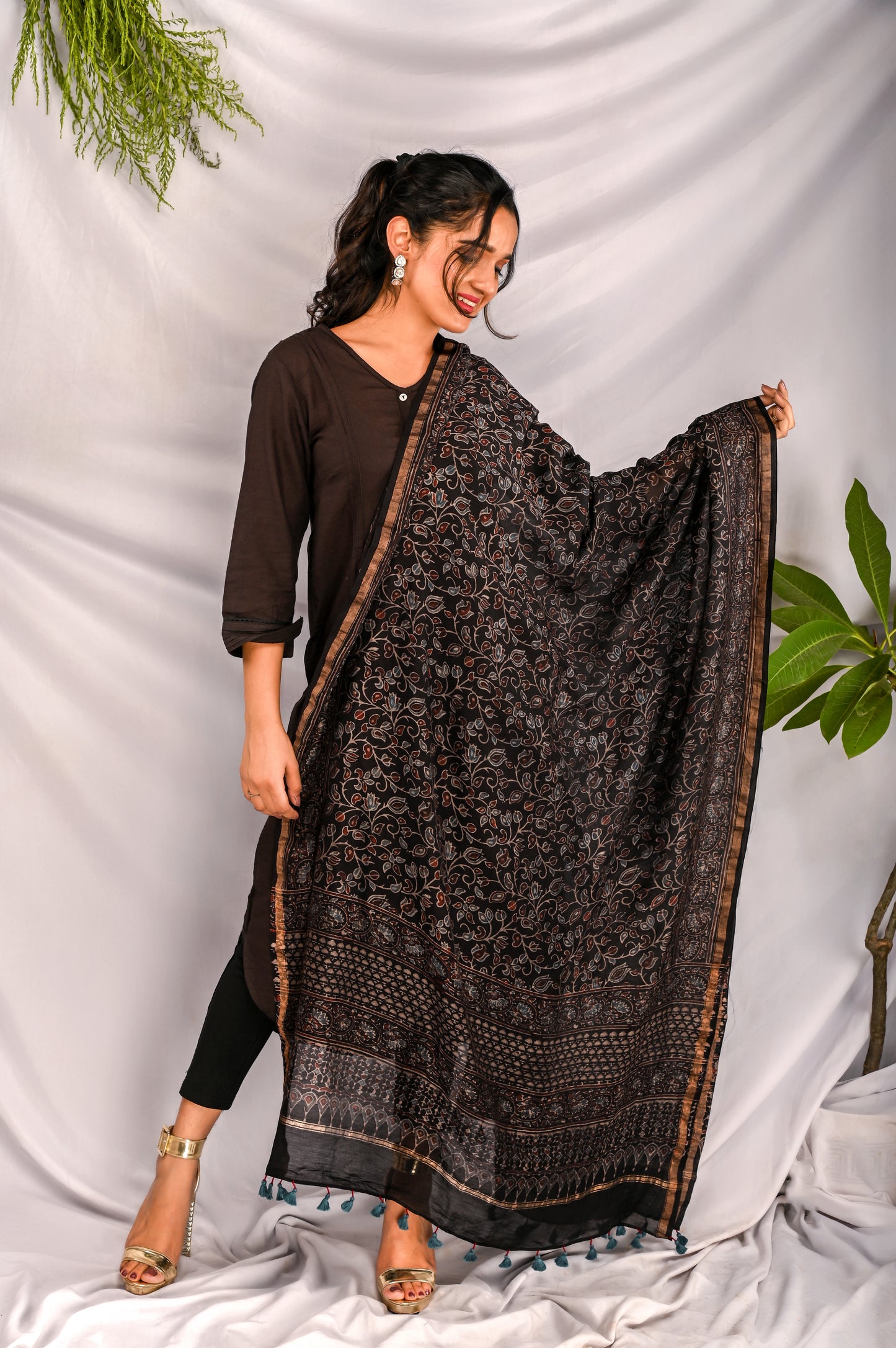 Inaayat Ajrak Dupatta