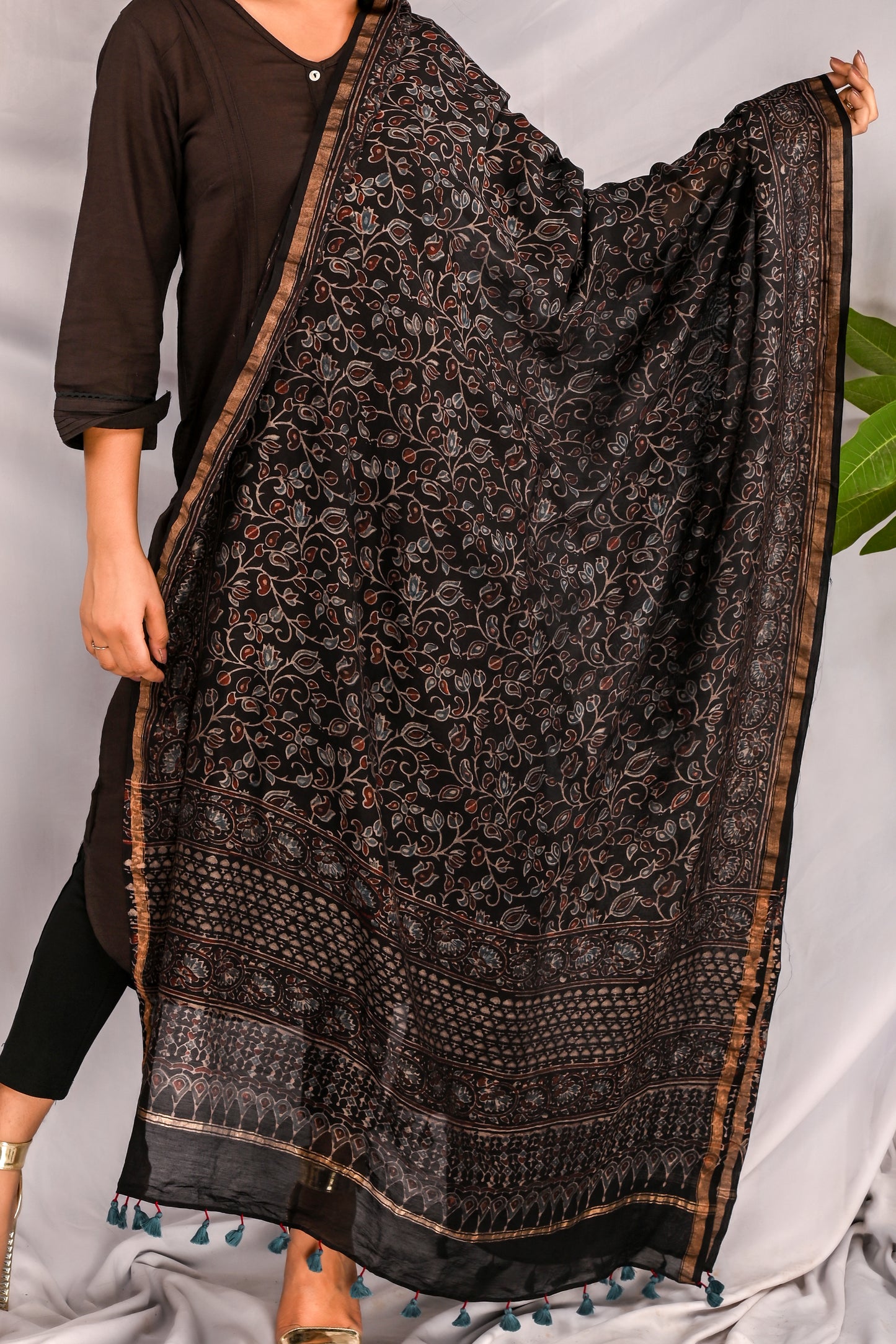 Inaayat Ajrak Dupatta
